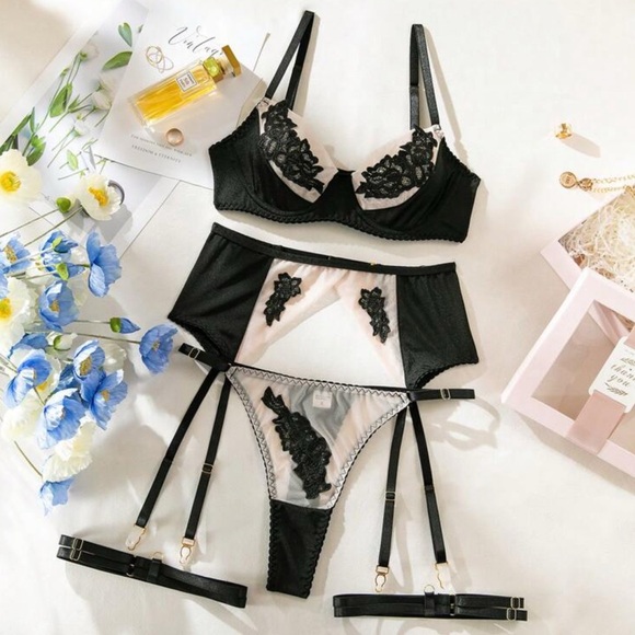 Lingerie Set - Picture 3 of 3